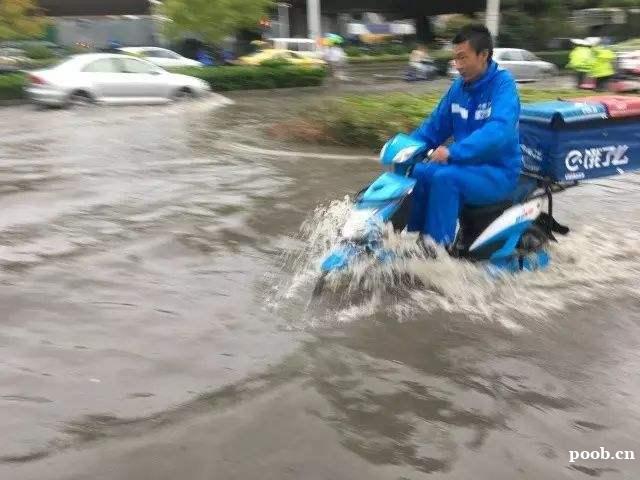 九级大风天外卖员被吹得寸步难行，恶劣天气消费者点单有错吗